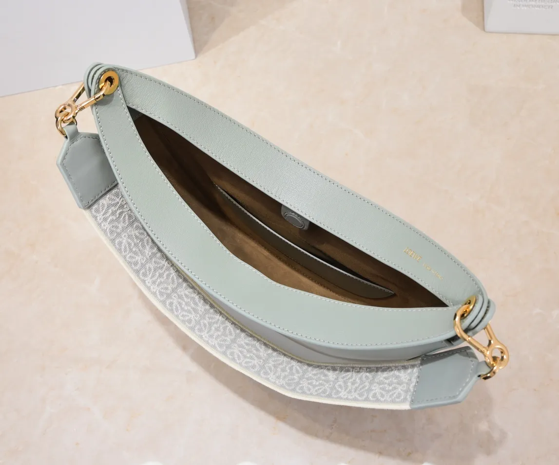 Off-white, top quality original. The smooth crescent shape of the L Luna series moon bag not only elongates the proportions of the whole person without getting stuck on the upper body, but also feels particularly comfortable. The wide shoulder strap design does not press the shoulder buckle opening, making it easier to open and close. The internal capacity is also large, and sunglasses and folding umbrellas can be easily arranged with sliding hanging loops hidden on both sides. Shoulder straps or hanging accessories can be attached, making it convenient for various occasions. It is a bag that shows off its temperament and is highly used in daily life! Luo Yiwei size: 29*27*8cm: model: 8891#